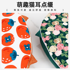 Almohada de algodón con orejas de gato y diseño floral, rellena de grano de trigo sarraceno y hierbas de artemisa, ideal para adultos y estudiantes durante la pausa del almuerzo. - Product Image 3