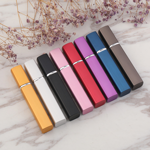Atomiseur de parfum moderne en aluminium de 12ml Cylindre carré Bouteilles en verre de voyage Capuchon couronne <span class=keywords><strong>Diffuseur</strong></span> PP rechargeable <span class=keywords><strong>pour</strong></span> transporter votre - Product Image 3