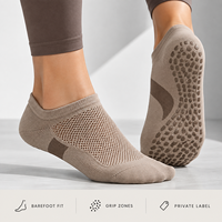 Chaussettes de yoga antidérapantes taupe, coupe basse, dessus en maille respirante, ajustement souple pour studio, couverture directionnelle, OEM, marque privée, échantillonnage en vrac, emballage