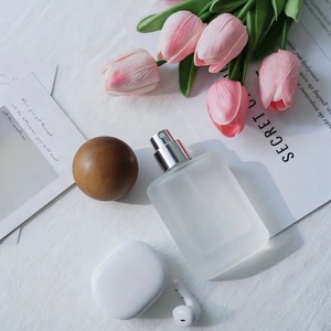 ขวดสเปรย์แก้วฝ้าก้นหนา 1 ออนซ์ พร้อมหัวปั๊มสำหรับเครื่องสำอาง ขวดสเปรย์น้ำหอมแบบละอองละเอียด ฝาไม้ - Product Image 5