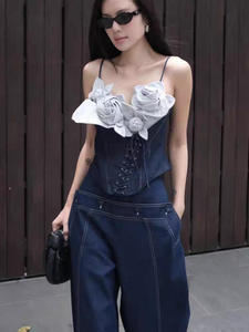 Conjunto de Dos Piezas para Mujer, Camisola Floral 3D de Diseño Vietnamita y Pantalones de Mezclilla, en Existencia - Product Image 1