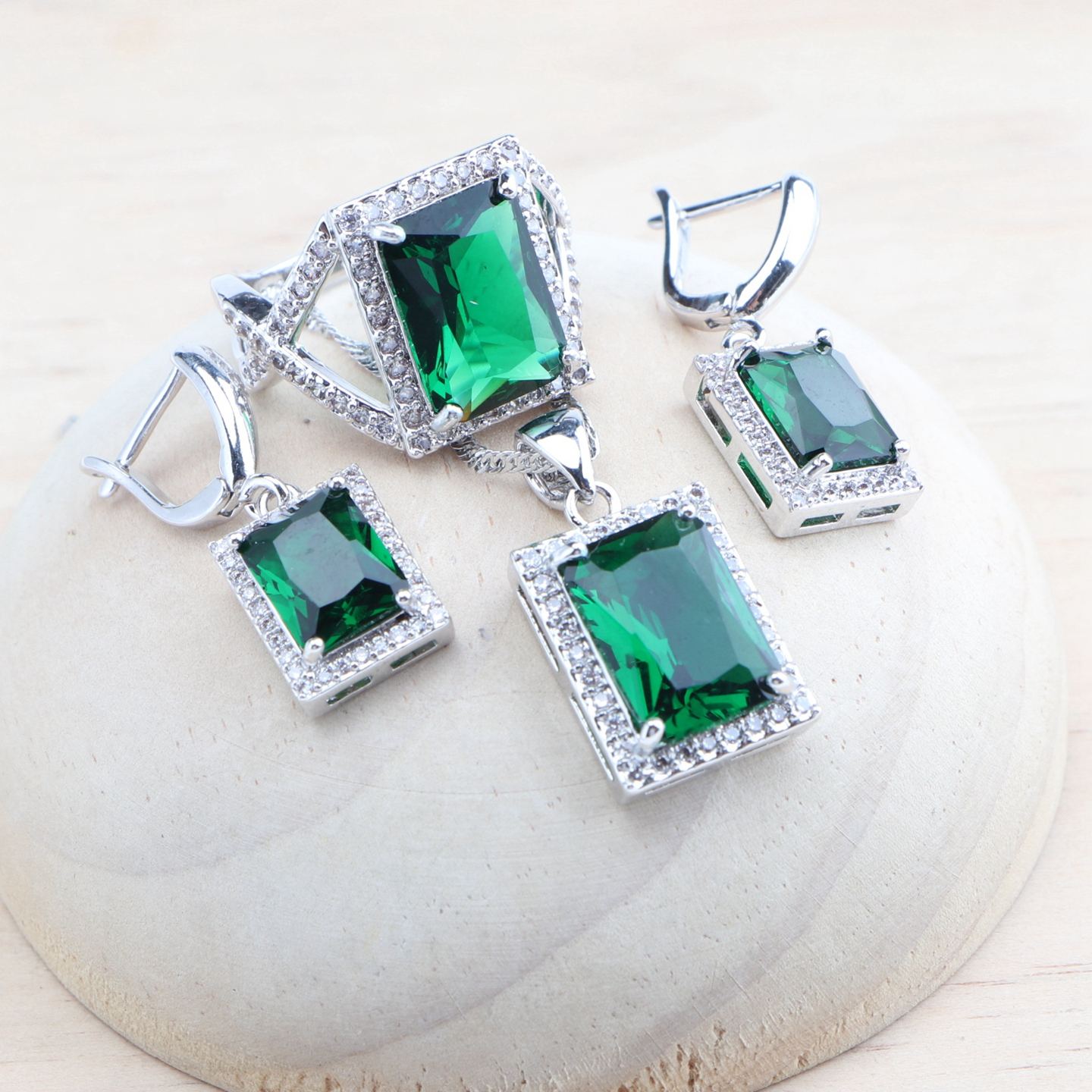 สีเขียว