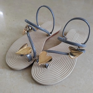 Sandalias de verano con botones decorativos en forma de corazón, sandalias de suela plana con diseño sin cordones y cordones adjuntos, chanclas de playa. - Product Image 2