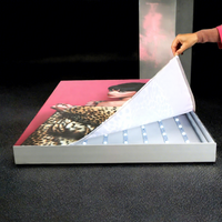 Stand d'exposition textile personnalisé avec cadre en aluminium, éclairage pop-up, toile de fond et éclairage publicitaire sur pied