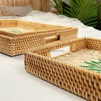 Plateau rectangulaire en rotin fait main avec base en bois incrusté de nacre Plateau de service décoratif pour vaisselle et assiettes de table basse