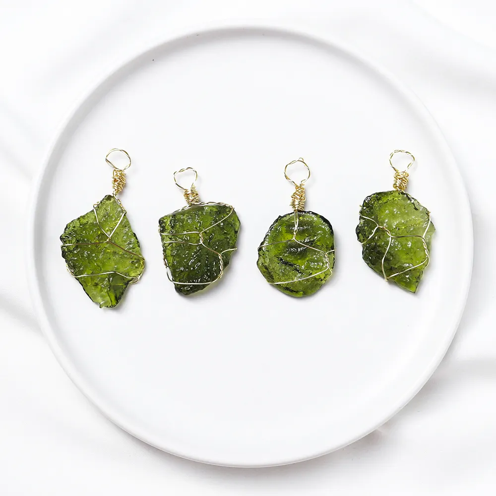 ขายส่งสีเขียวอัญมณี Moldavite จี้ลวดทองไขลานแก้ว Meteorite สร้อยคอ