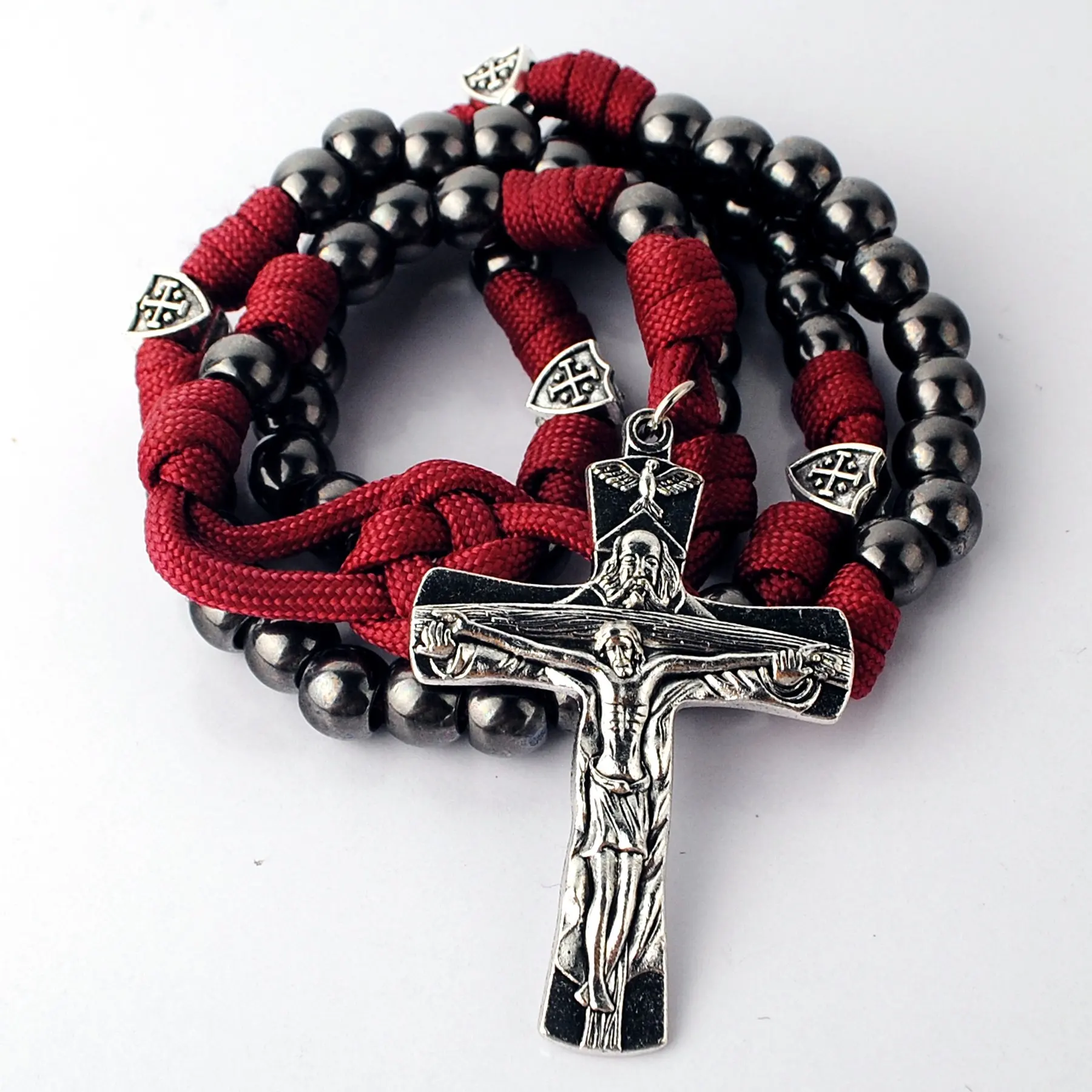 Schwarze Metall perlen mit Jerusalem Cross Shield Perlen Robuste Paracord Rosenkranz Religiöse katholische Halskette Große Zink legierung Herren