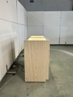 Vitrine optique autoportante en bois de chêne clair avec dessus en verre, dix tiroirs et éclairage LED, certifiée CE ETL pour magasin d'optique