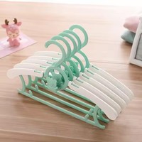 Langlebiger Kunststoff PP rutsch feste Kinder Baby personal isierte Kleiderbügel Hose Kleiderbügel Kleidung Organizer für Wohnzimmer Kleidung Trocknen