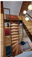 Maßgefertigtes Modernes Indoor L-förmiges Einwangen-Geländer aus weißer Eiche mit schwebendem Design, Glas und Metall für Villen
