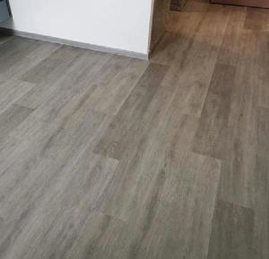 Revêtement de sol en vinyle SPC gris, style béton, aspect industriel, imperméable, à noyau rigide, pour cuisine et salle de bain - Product Image 3