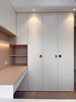 Armoire blanche Japandi avec étagères ouvertes, tiroirs et éclairage LED, meuble de chambre à coucher personnalisé