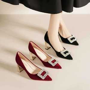 Elegantes Sandalias de Tacón Alto con Punta en Pico de Terciopelo Rojo con Hebilla de Diamantes de Imitación, Zapatos de Tacón Medio para Boda - Product Image 2
