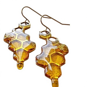 Pendientes de Resina con Diseño de Panal de Abeja, Color Ámbar, Temática Animal, Técnica de Fundición - Product Image 1