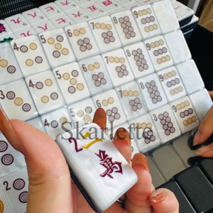 Set di 160 Tessere Mahjong Americane in Acrilico Trasparente di Alta Qualità con Texture Madreperla Nera, Effetto Marmo - Product Image 3