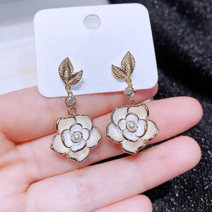 Orecchini a Perno con Fiore di Camelia in Stile Francese, Gioielli Floreali Chic a Forma di Foglia per Donna, Accessorio Regalo per Uso Quotidiano e Feste - Product Image 1