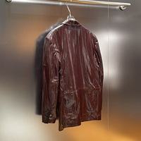 Veste de costume en cuir rouge foncé brillant à revers pointus et poches à rabat, longueur mi-longue, pour femme
