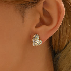 Vente en gros de boucles d'oreilles tendance en cuivre géométriques en forme de cœur pour fêtes et cadeaux de bijoux en zircon à la mode - Product Image 2