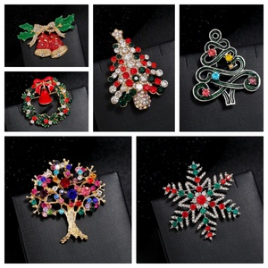 Broches en émail de haute qualité, créatives et portables, en alliage compact résistant aux chutes, motifs couronnes de Noël, vente en gros par lots - Product Image 1