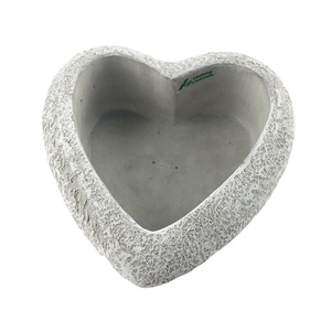 Échantillon disponible Nouvelle arrivée Pot de fleur simple en forme de coeur en ciment <span class=keywords><strong>Création</strong></span> artistique de pots de fleurs - Product Image 1