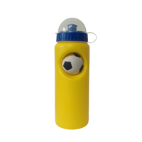 Bouteille d'eau de sport en plastique écologique en forme de ballon de football de 550 ml avec couvercle pour la randonnée