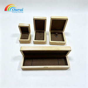 Caja de Joyería de Lujo, Diseño Rectangular Elegante en Cuero Premium, Forro de Terciopelo Suave, Detalle de Costura Dorada - Product Image 1