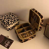 Boîte à bijoux portable élégante à imprimé léopard, fabriquée en Chine, pour boucles d'oreilles, bagues et colliers, petite boîte carrée imprimée