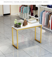 Étagère de présentation haute et basse en acier multi-niveaux pour magasin de vêtements sur mesure
