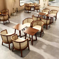 Ensemble table et chaise en rotin et bois massif de style nordique pour les coins lecture, les zones de réception et les espaces de réunion