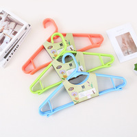 En gros, Nouveau Cintre à vêtements domestique en plastique, design moderne et épuré, durable, couleur unie, conception sans couture, crochet organisateur pour vêtements secs et humides