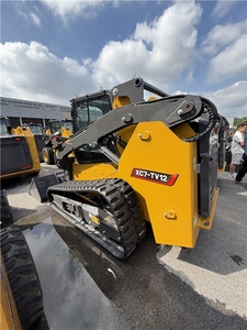 Nouvelle mini-chargeuse sur pneus Xc7-TV12, conception compacte pour une utilisation agricole, travail dans les espaces étroits, avec une forte capacité de levage de la benne et un mouvement stable - Product Image 3