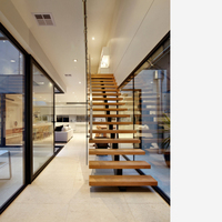 Escalier à poutre centrale ouverte avec rampes et marches en verre flottants pour villa moderne à usage intérieur