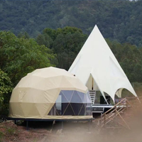 Dôme de glamping de luxe imperméable à usage toutes saisons avec salle de bain privée et kitchenette pour séjours en plein air de type hôtelier