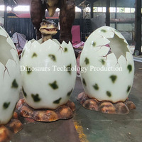 Équipement ou attraction sur le thème des dinosaures pour parc d'attractions, ou décorations d'œufs de dinosaures animatroniques, ou modèles de bébés dinosaures.