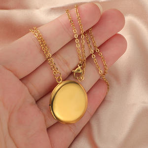 Collar con colgante de medallón con foto chapado en oro, collar con colgante de corazón de acero inoxidable minimalista con memoria para San Valentín dorado - Product Image 2