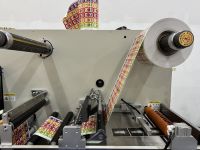 Máquina de impresión de etiquetas adhesivas digitales Rollo a rollo Impresora de etiquetas Máquina troqueladora de etiquetas de color Rollo a piezas para imprenta
