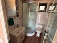 Casa Contenedor Modular Plegable Prefabricada de 2 Dormitorios con Baño en Suite, Estructura de Acero, Techo Inclinado, Transpirable, Impermeable, Terraza, Tienda