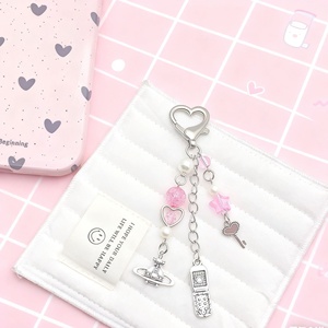 Coque de té<span class=keywords><strong>l</strong></span>éphone portable pour fille, style cool et sexy, avec porte-clés, chaîne anti-perte, porte-cartes au design original et breloques assorties - Product Image 3
