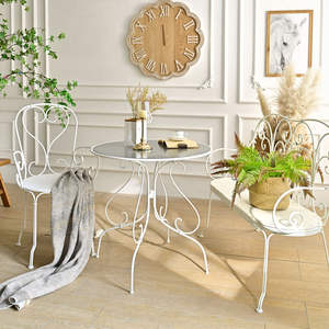 Silla de Salón INNOVA Home Accent de Estilo Nórdico con Respaldo Cruzado de Metal Blanco Envejecido y Reposabrazos Ecológicos - Product Image 6