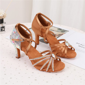 2025 femmes fête chaussures <span class=keywords><strong>de</strong></span> <span class=keywords><strong>danse</strong></span> Satin brillant <span class=keywords><strong>strass</strong></span> fond souple chaussures <span class=keywords><strong>de</strong></span> <span class=keywords><strong>danse</strong></span> <span class=keywords><strong>latine</strong></span> femme Salsa chaussures <span class=keywords><strong>de</strong></span> <span class=keywords><strong>danse</strong></span> - Product Image 4