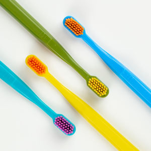 Brosse à dents adulte à poils en nylon colorés avec poignée en PP souple et fournisseur de brosse à dents pour brosse à dents souple - Product Image 4