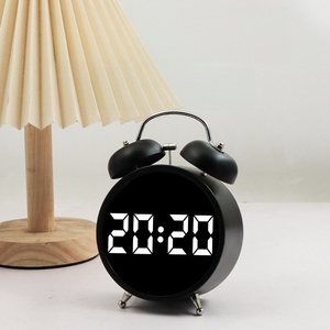 Reloj <span class=keywords><strong>Despertador</strong></span> Digital con Alarma Fuerte, Pantalla Grande, Funciona con Batería, Reloj de Escritorio Triangular de Plástico para Mesita de Noche o Dormitorio - Product Image 3