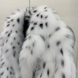 Nuova Giacca Invernale alla Moda in Vera Pelliccia di Volpe da <span class=keywords><strong>Donna</strong></span> con Stampa Leopardata Bianca e Nera - Product Image 4