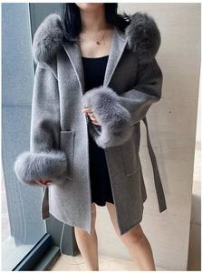 <span class=keywords><strong>Cappotto</strong></span> Invernale di Lusso da Donna in Lana e Cashmere <span class=keywords><strong>con</strong></span> Cappuccio Bordato in <span class=keywords><strong>Pelliccia</strong></span> di Volpe e Polsini in <span class=keywords><strong>Pelliccia</strong></span> - Product Image 5