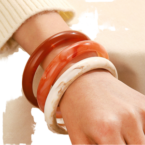 Brazalete Acrílico Cerrado de Moda Europea y Americana MANGE, Brazalete Geométrico de Zirconia de Color Sólido para Mujer, para Fiesta/Aniversario - Product Image 1
