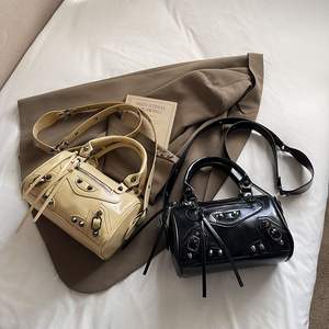 Sac à main à bandoulière unique pour femme en matériau PU doublé de coton, imperméable, avec décoration de rivets - Product Image 2