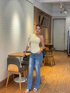 Custom OEM Women's High-Waisted <b>Stretch</b> <b>Denim</b> Form-Fitting Jeans Celebrity Style Washed Ripped Microflare apple Bottom - Product Image 2
