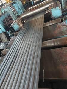 قضبان فولاذية مسطحة مخصصة من نوع Q195 وQ235 وQ355 وSS400، قضبان فولاذية كربونية مسطحة مدرفلة على الساخن بحواف مشقوقة للبناء - Product Image 4