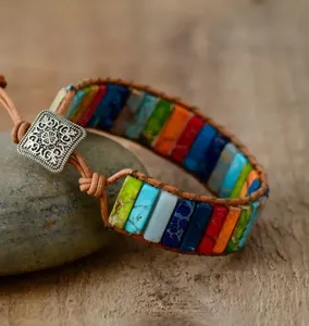 Stilvolles Naturkäse Leder tibetanische Zigeunerin verstellbares Armband Perle Leder Wickeln Armband Blume Stein Opal Rohr Chakra-Armband