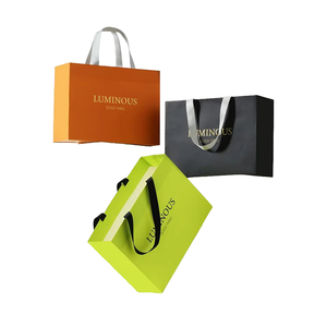 Sacs de shopping de luxe vert foncé avec ruban noir disponibles pour les boutiques de vêtements - Product Image 4